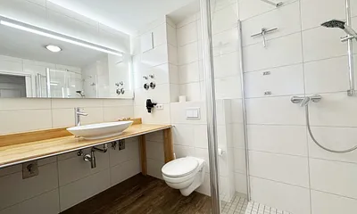 Badezimmer mit Dusche