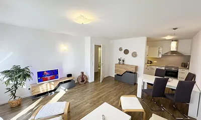 gemütlicher Wohnbereich mit Küchenzeile und Essplatz