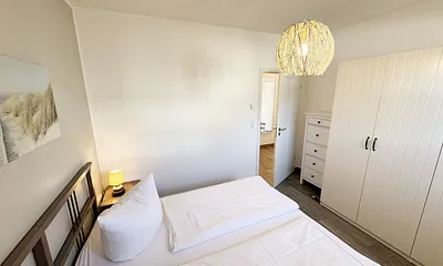1.Schlafzimmer mit Doppelbett und Kleiderschrank