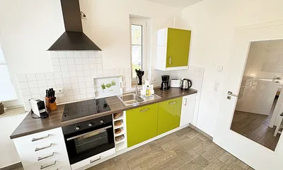 Küchenzeile mit diversen Küchenhelfern