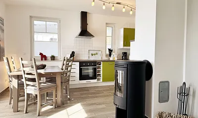 Essbereich mit Küchenzeile und Kamin