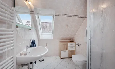 Bad mit Dusche und WC 