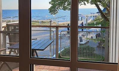 Blick über den Balkon auf die Ostsee