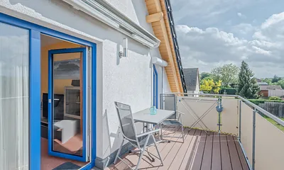 Großer sonniger Balkon mit Sitzmöglichkeiten 