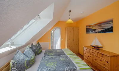 Schlafzimmer mit Doppelbett 