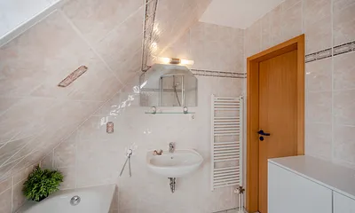 Bad mit Dusche und WC, Badewanne ist außer Funktion!!! 