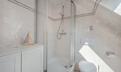 Bad mit Dusche und WC 