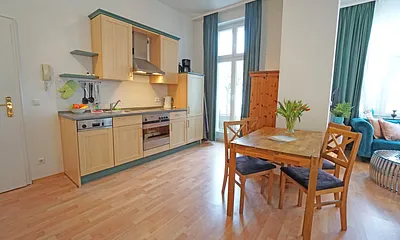 Küchenzeile mit Balkonzugang