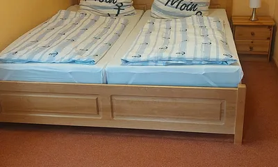 Schlafzimmer mit Doppelbett 