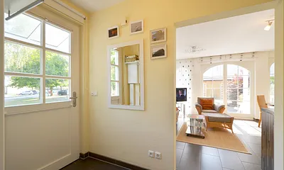 Flur mit dem Blick auf den Wohn-Essbereich 