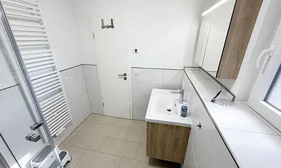 Tageslichtbad mit Waschbecken