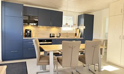 moderner Essbereich mit Stühlen