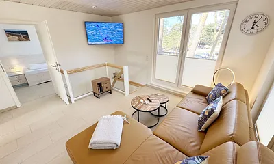 gemütlicher Wohnbereich mit Couch und Smart-TV