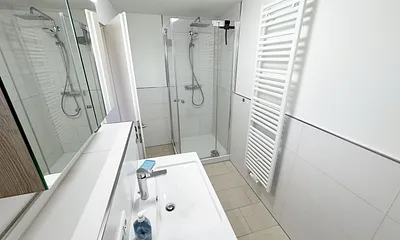 Tageslichtbad mit Regen-Dusche und Echt-Glasabtrennung