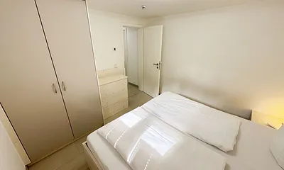 2. Schlafzimmer mit Kleiderschrank