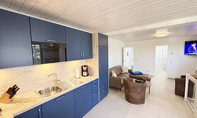 moderne Einbauküchenzeile und offener Wohnbereich