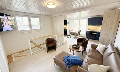 gemütlicher Wohnbereich mit Blick auf die Küche