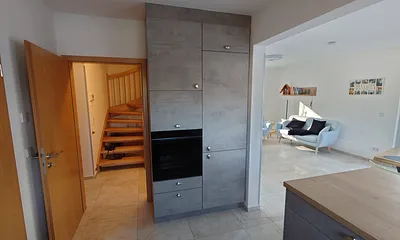 Küche und Treppenhaus