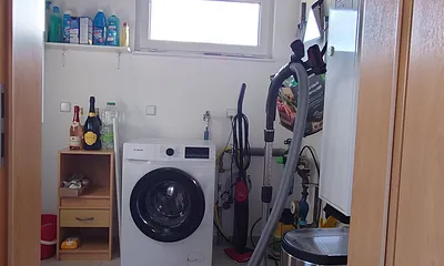 Technikraum mit Waschmaschine