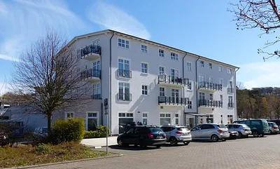 Gebäude mit Parkplätzen