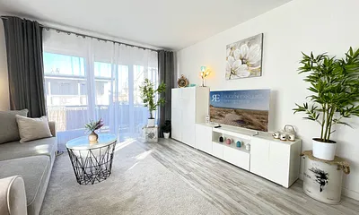 Wohnbereich mit Küche und Esstisch