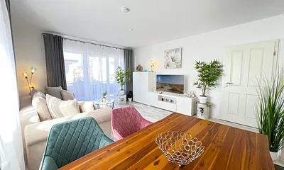 Wohnbereich mit Küche und Esstisch