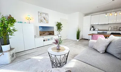 Wohnbereich mit Küche und Esstisch