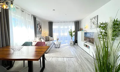 Wohnbereich mit Küche und Esstisch