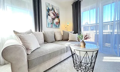 Wohnbereich mit Küche und Esstisch