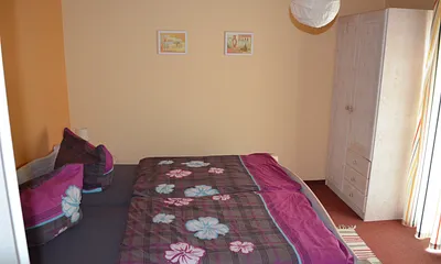 Schlafzimmer mit Doppelbett