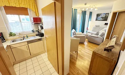 Blick in die Küche und den Wohnbereich