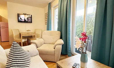 Couchbereich mit Blick auf den Essbereich und TV