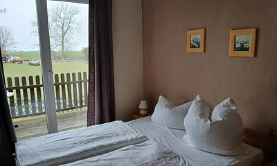 Bett im Schlafzimmer mit 2. Balkonzugang