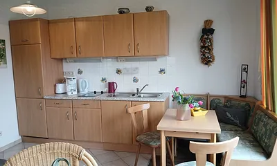 Küchenzeile mit Essecke