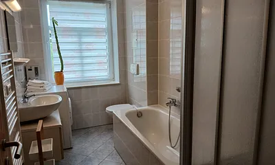 Bad mit Dusche, Badewanne und Waschmaschine