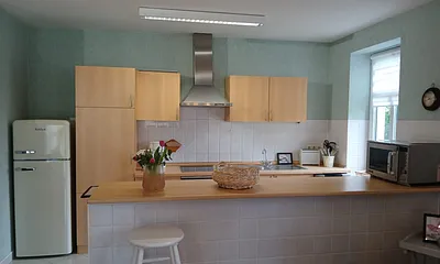 Küchenzeole mit Retrokühlschrank