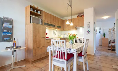 Der offene Essbereich und die Küchenzeile