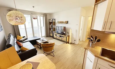 Blick von der Küche in den Wohnbereich