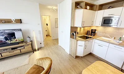 Blick in den Küchenbereich sowie Flur