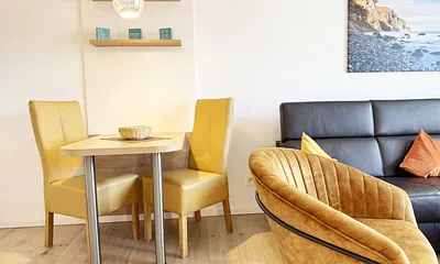 Essbereich mit Stühlen