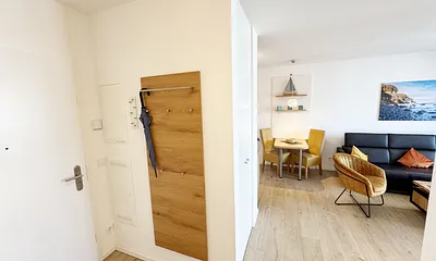 Flurbereich mit Garderobe und Blick in den Wohnbereich