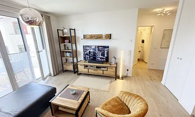 gemütlicher Wohnbereich mit Couch und Sessel