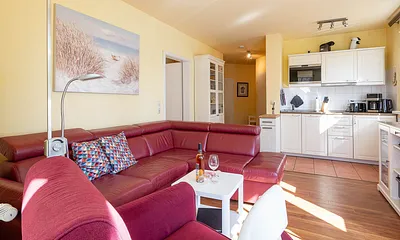 Der helle Wohnbereich mit offener Küchenzeile