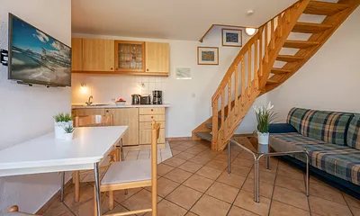 Wohnraum Wohnung5 mit Treppe zum Schlafraum und Bad 