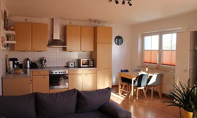 Wohnzimmer mit Küchenzeile und Essbereich