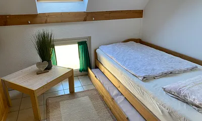 Schlafzimmer mit Funktionsbett, optional 2.Schlafmöglichkeit ausziehbar