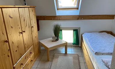 Schlafzimmer mit Funktionsbett