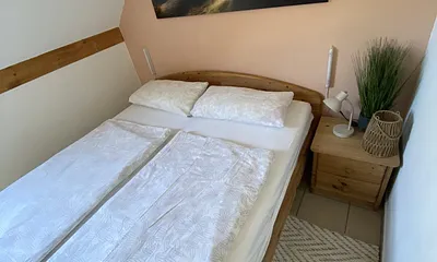 Schlafzimmer mit Doppelbett