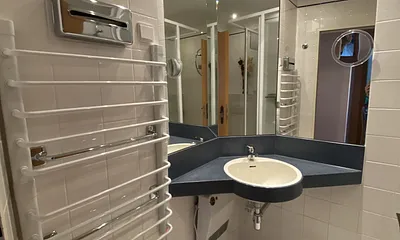 Duschbad mit Waschbecken