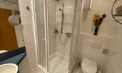 Duschbad mit Waschbecken